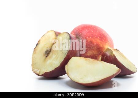 Reife rote Apfelfrucht mit Apfel halb isoliert auf weißen Hintergründen. Stockfoto