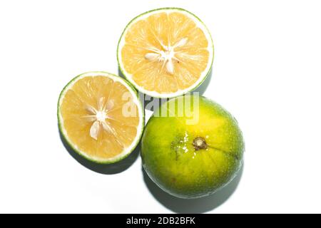 Frische Limette mit Scheiben isoliert auf weißem Hintergrund Stockfoto
