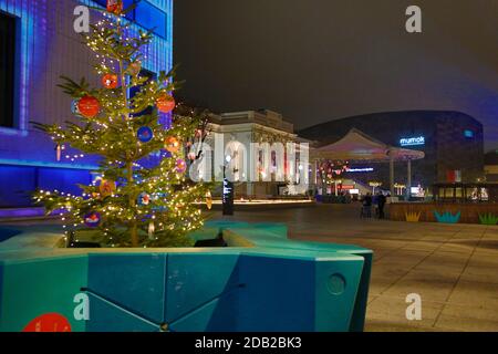 Covid 19: Wien vor der 2. Harten Sperre Wien, 13. November 2020 MuseumsQuartier Weihaftertsbaum weltweit im Einsatz Stockfoto