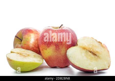 Roter Apfel mit grünen und roten Apfel Scheibe auf weiß Hintergründe Stockfoto