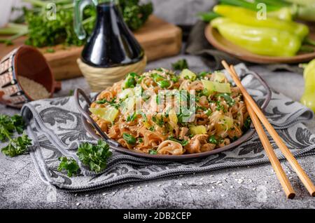 Knusprige Nudeln mit geröstetem Huhn, frischem Gemüse und Sojasoße Stockfoto