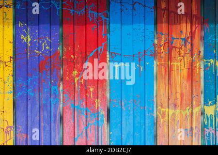 Bunte Wand mit Farbe bespritzt Stockfoto