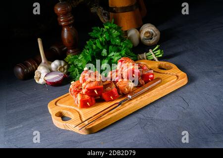 Roher Schisch-Kebab mit verschiedenen Gemüsesorten Stockfoto