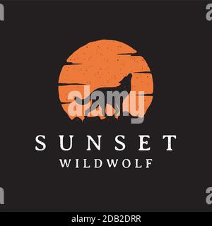 Vintage rustikalen Hipster Howling Wolf Silhouette Sonnenuntergang / Sonnenaufgang Logo Design Stock Vektor