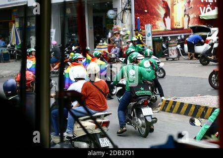 Gruppe von Taxi Grabbike greifen Fahrer im Verkehr mit Regenbogen Flagge - Vietnam - 30. oktober 2020 Stockfoto