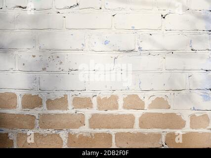 Fragment einer weiß gestrichenen Ziegelwand, Vollrahmen Stockfoto