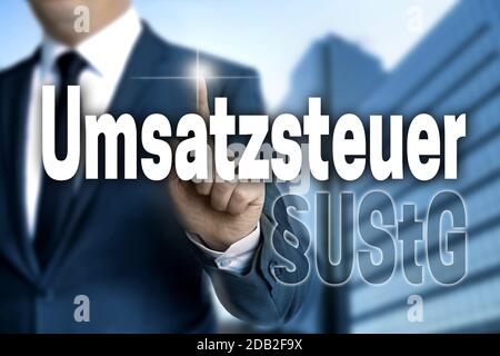 Umsatzsteuer Touchscreen wird von Geschäftsmann bedient. Stockfoto