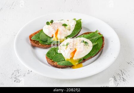 Sandwiches mit frischem Spinat und pochiertem Ei Stockfoto