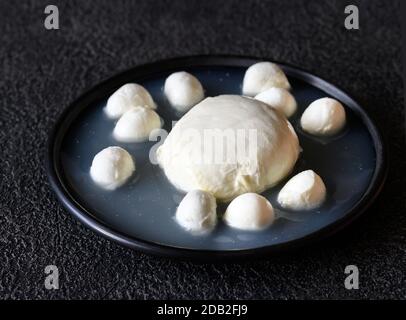 Verschiedene Mozzarella in Sole Stockfoto