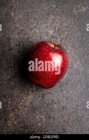 Reifer roter apfel auf altem Küchentisch. Draufsicht. Stockfoto