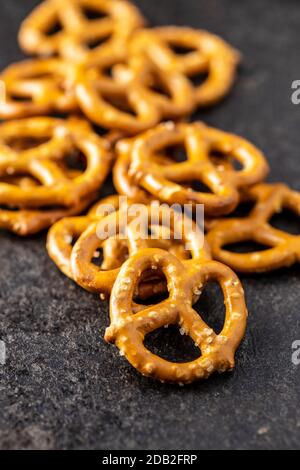 Knusprige Brezeln. Leckerer Snack auf dem alten Küchentisch. Stockfoto