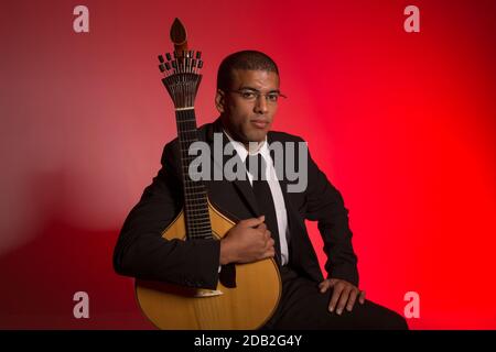 Fado-Musiker mit einer portugiesischen Gitarre, Studio Stockfoto