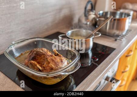Hausgemachte Braten Duck im Ofen. Knusprige Ente mit ganzen Braten. Stockfoto
