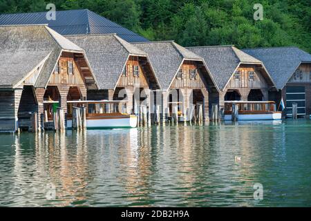 Bootshütten auf dem Königsee im Berchtesgadener Land, Oberbayern, Deutschland. Am Abend kehren die Boote zum Bootshaus auf dem See zurück Stockfoto