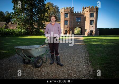 Porträt von Tom Hart Dyke vor dem Gatehouse in Lullingstone Castle. Und World Garden of Plants, Eynsford, Kent, UK Stockfoto