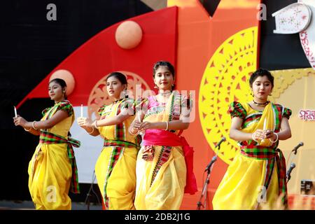 Dhaka, Bangladesh -16. November 2020: Artiste gibt eine Tanznummer beim Erntefest von Bengali Nabanna in der Bangladesh shilpakala acade Stockfoto