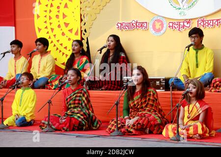 Dhaka, Bangladesh -16. November 2020: Das Erntefest von Nabanna wird in der Bangladesh shilpakala Akademie in Dhaka, Bang, mit Liedern begrüßt Stockfoto