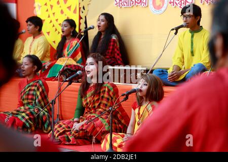 Dhaka, Bangladesh -16. November 2020: Das Erntefest von Nabanna wird in der Bangladesh shilpakala Akademie in Dhaka, Bang, mit Liedern begrüßt Stockfoto