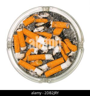 Aschenbecher voller Zigarettenkippen isoliert auf dem Hintergrund Stockfoto