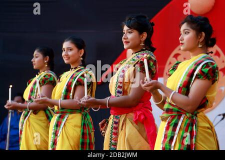 Dhaka, Bangladesh -16. November 2020: Artiste gibt eine Tanznummer beim Erntefest von Bengali Nabanna in der Bangladesh shilpakala acade Stockfoto