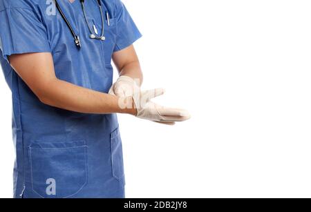 Nahaufnahme eines Arztes, der Handschuhe isoliert anlegt Auf weißem Hintergrund Stockfoto
