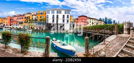 Peschiera del Garda - charmantes Dorf mit bunten Häusern im schönen Lago di Garda. Provinz Verona, Italien Stockfoto