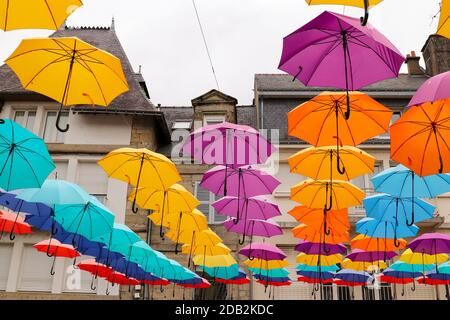 Pontivy, Frankreich, 6. August 2019: bunte Sonnenschirme hängt über dem Platz du Martray. Pontivy, Morbihan, Bretagne, Frankreich Stockfoto