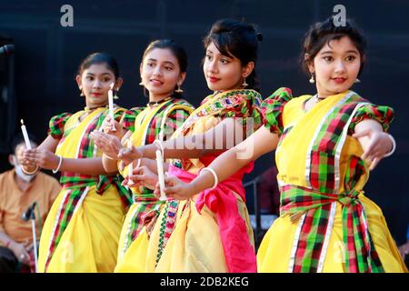 Dhaka, Bangladesh -16. November 2020: Artiste gibt eine Tanznummer beim Erntefest von Bengali Nabanna in der Bangladesh shilpakala acade Stockfoto