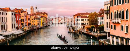 Romantische Stadt Venedig bei Sonnenuntergang. Blick von der Brücke Skalzi zum Grand Canal. Italien Reisen und Sehenswürdigkeiten Stockfoto