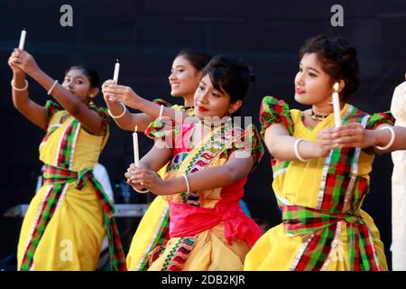 Dhaka, Bangladesh -16. November 2020: Artiste gibt eine Tanznummer beim Erntefest von Bengali Nabanna in der Bangladesh shilpakala acade Stockfoto