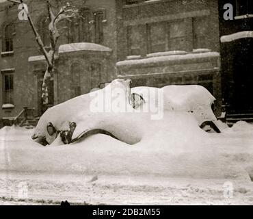 Auto begraben als auf einer Washington DC Street während des Blizzard von 1923 geparkt. Stockfoto