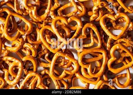 Knusprige Brezeln prägen das Herz. Leckerer Snack. Draufsicht. Stockfoto