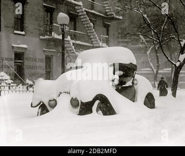 Auto begraben als auf einer Washington DC Street während des Blizzard von 1923 geparkt. Stockfoto