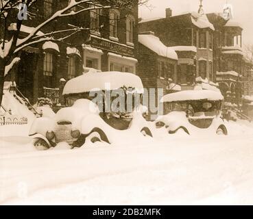 Autos, die während des Blizzards von 1924 auf einer Washington DC Street vergraben wurden. Stockfoto