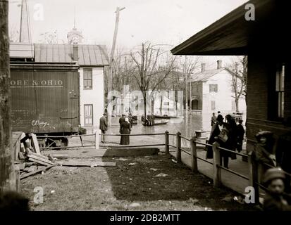 Die Opfer schauen sich an, wie die Flüsse in ihrer Stadt neben dem B&O Railroad Station aufsteigen. Stockfoto