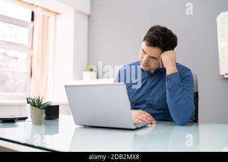 Foto von Müde Reife Geschäftsmann schlafen im Büro Stockfoto