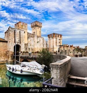 Die schönsten Schlösser Italiens - Schloss Scaligero in Sirmione. Lago di Garda Stockfoto