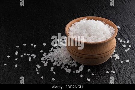 Haufen Meersalz auf schwarzem Grund Stockfoto