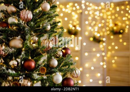 Nahaufnahme von dekorierten weihnachtsbaum und Klappbildschirm mit Festliche LED-Leuchten Stockfoto