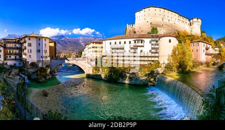 Rovereto - schöne historische Stadt in Trentino-Südtirol Region von Italien. Blick auf mittelalterliche Burg und Brücke