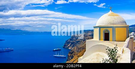 Iconic Santorini - die schönste Insel Europas. Blick auf traditionelle Kirchen in Fira Dorf. Griechenland Stockfoto