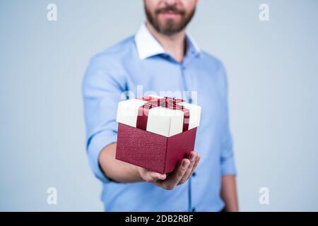 Mann beschnitten Ansicht Geschenk präsent Box Pack mit rotem Band selektiven Fokus gebunden, gifting. Stockfoto