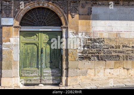 Modica (Sizilien): Alte Türen historischer Adelspaläste Stockfoto