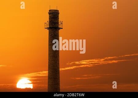 Ein alter Fabrik Ziegelkamin vor einem Sonnenuntergang Himmel Hintergrund Stockfoto