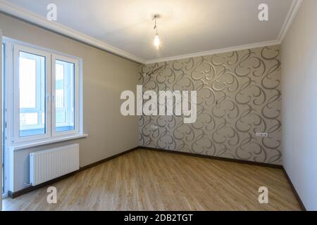 Das Innere eines leeren, frisch renovierten Raumes in einem neuen Gebäude ohne Möbel Stockfoto