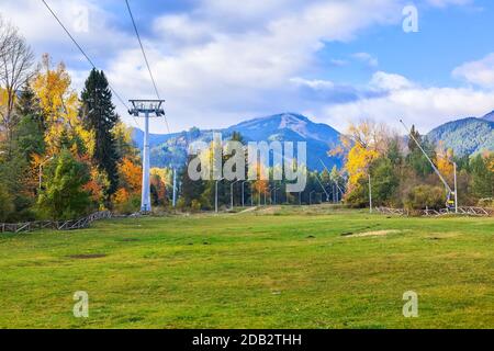 Bansko, Bulgarien Herbst Panorama Hintergrund der Pirin Berggipfel, Wasser See, bunte grüne, rote und gelbe Bäume Reflexion Stockfoto