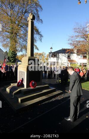 Coylton, South Ayrshire, Schottland, Remembrance Sunday at the war Memorial. Stockfoto