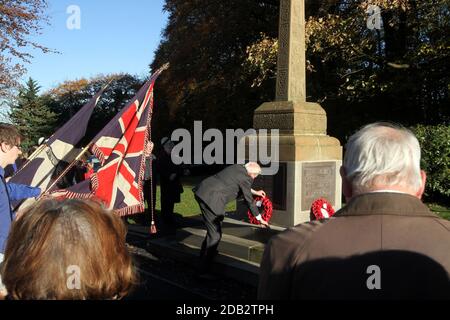 Coylton, South Ayrshire, Schottland, Remembrance Sunday at the war Memorial. Stockfoto