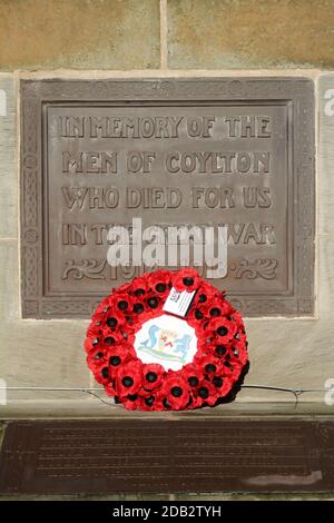 Coylton, South Ayrshire, Schottland, Remembrance Sunday at the war Memorial. Stockfoto