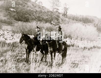 EDD Ladd, vollblutige Apache Indian, aus dem Jicarilla Reservat, New Mexico, mit dem indischen Kommissar Cato Sells, zu Pferd. Stockfoto